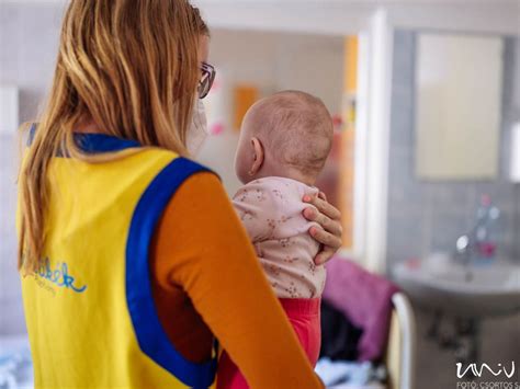 Önkéntesek kórházban csecsemőket gondoznak
