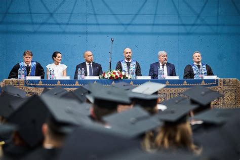 Diplomás GYED-et igénylő szülő egyetemista hallgatókkal
