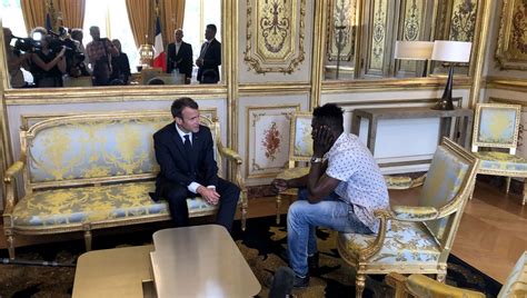 Emmanuel Macron és Mamoudou Gassama találkozója