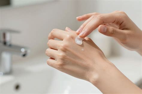 Illusztráció a krém helyes felviteléről
