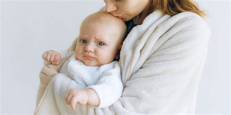 A csecsemő és az anya szoptatás közben