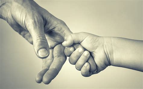 Szülő és gyermek búcsúzása az óvoda előtt