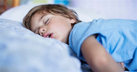 Alvó gyerek a bölcsődében