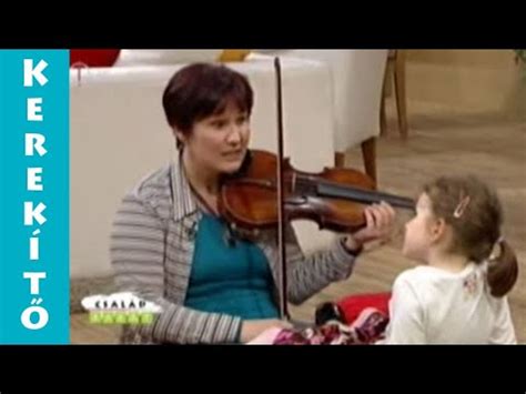 Hegedűsné Tóth Zsuzsanna és kisgyermekek zenei foglalkozása