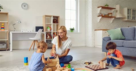 Modern anya dolgozik és vigyáz a gyerekre