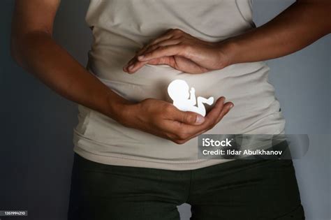 Nő pihen egy abortusz után, orvosi utasításokkal