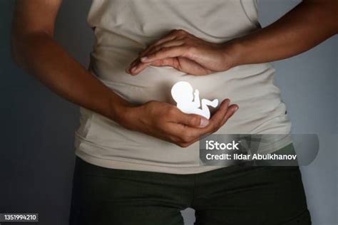 Nő támaszt keres egy barátjában, abortusz után