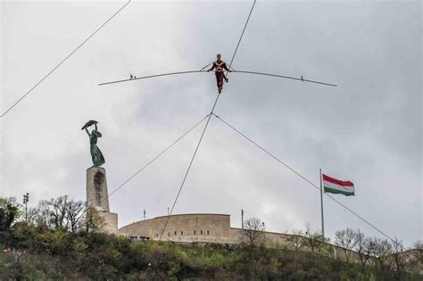 Lilliputi udvaroncok kötéltánc közben