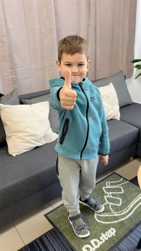 Gyermek lába piros foltokkal a túl kicsi cipőtől