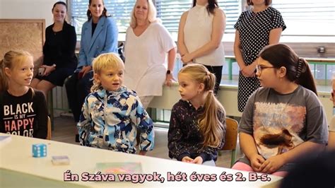 Gyermek gondoskodik a játékbabájáról