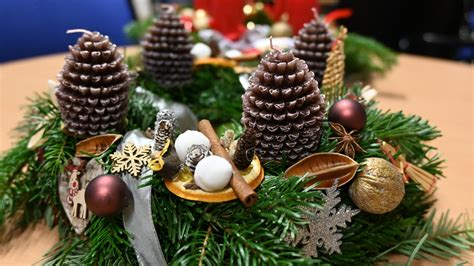 Gyermekek adventi koszorút díszítenek
