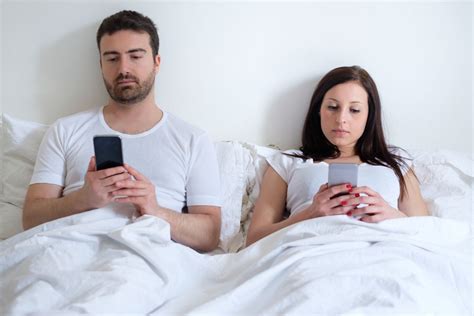 Csecsemő kezében okostelefon, miközben a szülő is a telefonját nézi