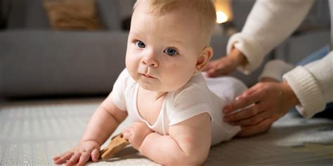 3 hónapos baba nézi a mozgó játékot