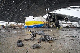 Az An-225 Mrija roncsa az Antonov repülőtér hangárjában