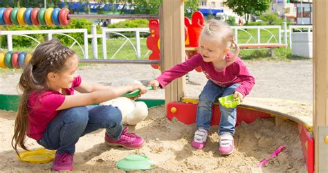 gyerekek játszanak egy bölcsődei csoportszobában