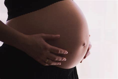 Terhes nő a medencében