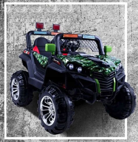 Gyerek játszik Jeep autós ágyában