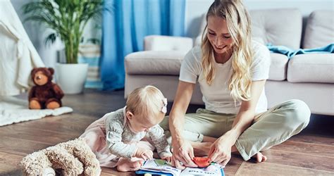 Baba és szülő játszik