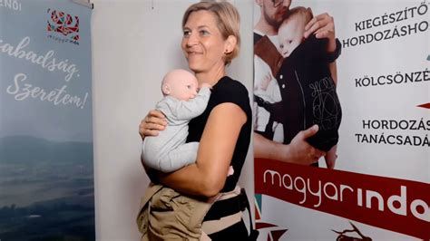 Baba Magyarinda csatos hordozóban csípőn