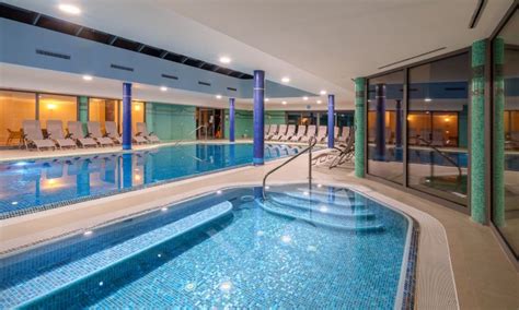 Bababarát medence a wellness hotelben