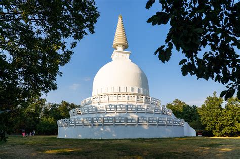 Buddhista sztúpa Becske felett