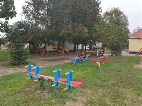 A bölcsőde udvari játszótere Balatonfüreden, tavaszi napsütésben