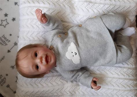 Reborn baba egy felnőtt ölében