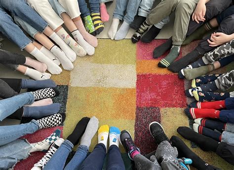 Gyermekek ruháinak teregetése