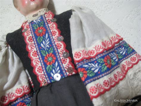 Rétegesen öltöztetett baba téli babakocsiban
