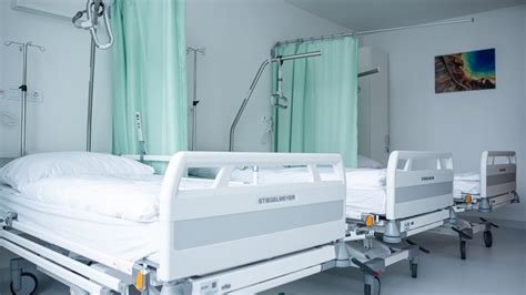 Császármetszésre váró kismama a kórházi ágyon