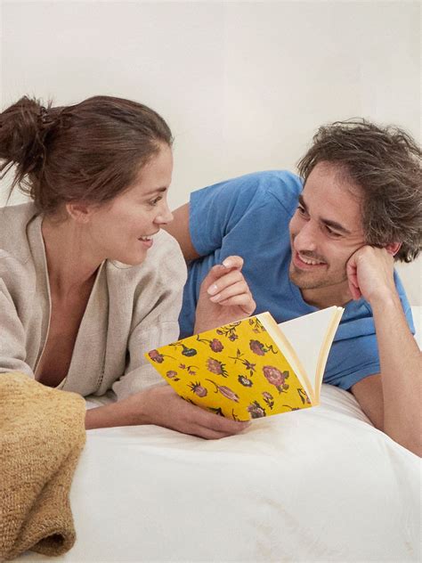 Pár, aki a terhességről beszélget