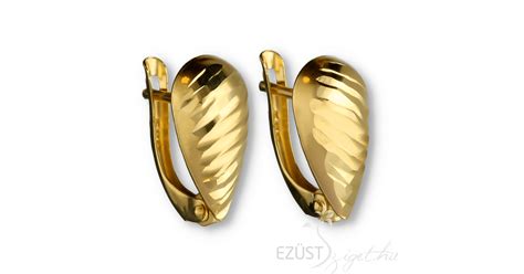 Különböző stílusú arany fülbevalók