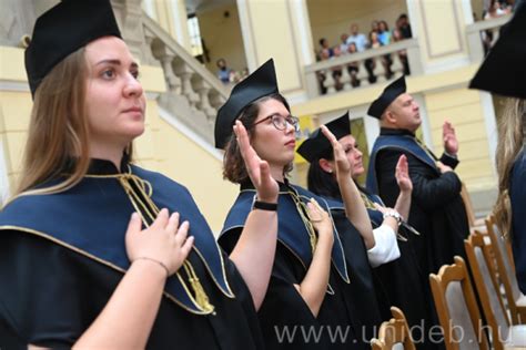 Diplomaosztó ünnepség egy pedagógiai intézményben