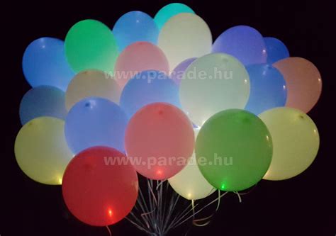 Lebegő héliumos lufik mesefigurákkal