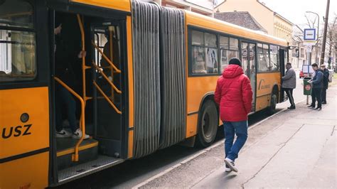 Egy szülő babakocsival buszra száll