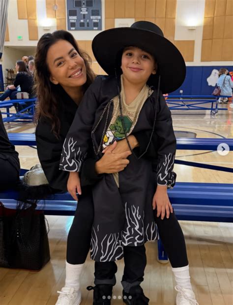Eva Longoria újszülött kisfiával, Santiagóval