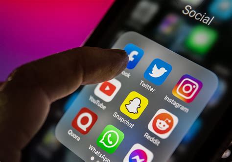 A gyermekek online jelenlétének fejlődése és a közösségi média térnyerése