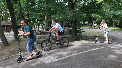 Gyerekek a mobil kresz-parkban
