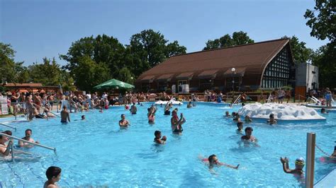 Gyermekmedence csúszdákkal
