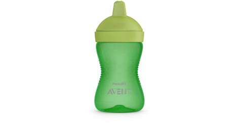 Boldog gyermek iszik a Philips Avent poharából