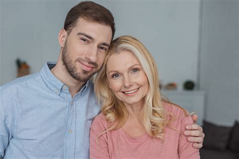 Idősebb és fiatalabb várandós nők