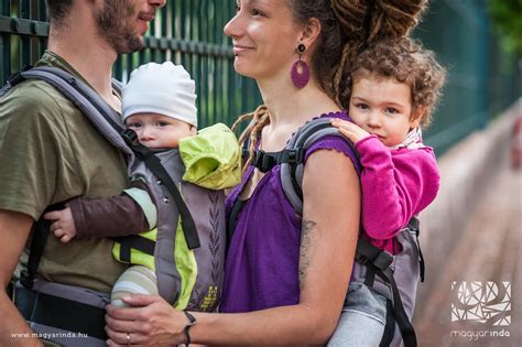 Baba és anya szoros kapcsolatban hordozás közben