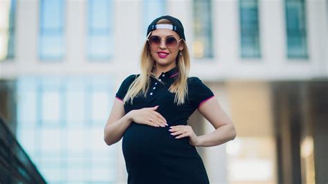 Stílusos kismama kényelmes, elegáns ruhában