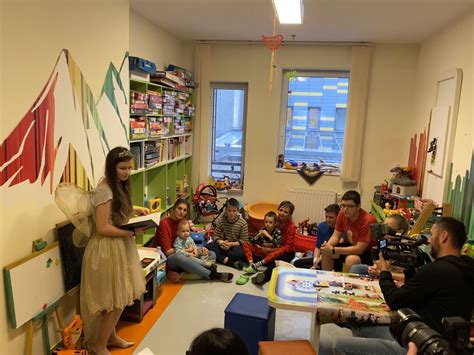 Szülő mesél a babájának egy könyvből