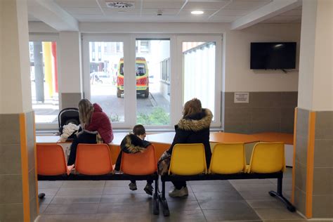 Illusztráció az anya-baba kapcsolatról kórházi környezetben