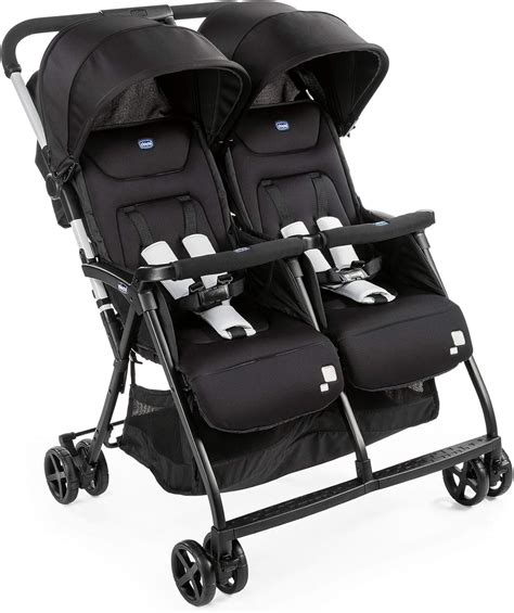 szülő a Chicco Ohlala Twin babakocsival a parkban