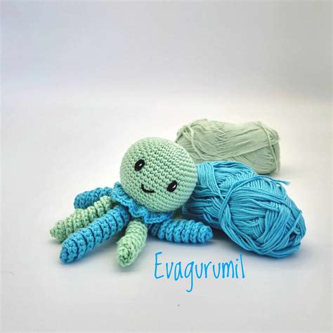 Kész horgolt polip a koraszülött babáknak