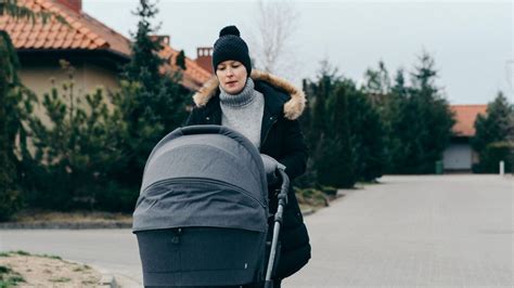 Egy Mountain Buggy babakocsi autó csomagtartójában