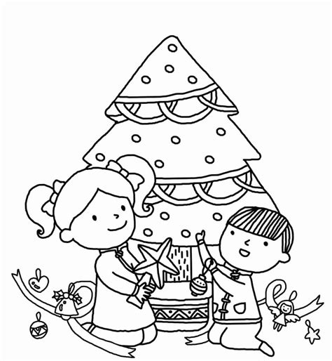 Gyermekek karácsonyfát díszítenek