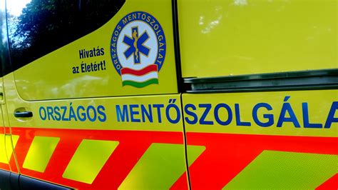 Mentőautó a szülő nő otthonánál